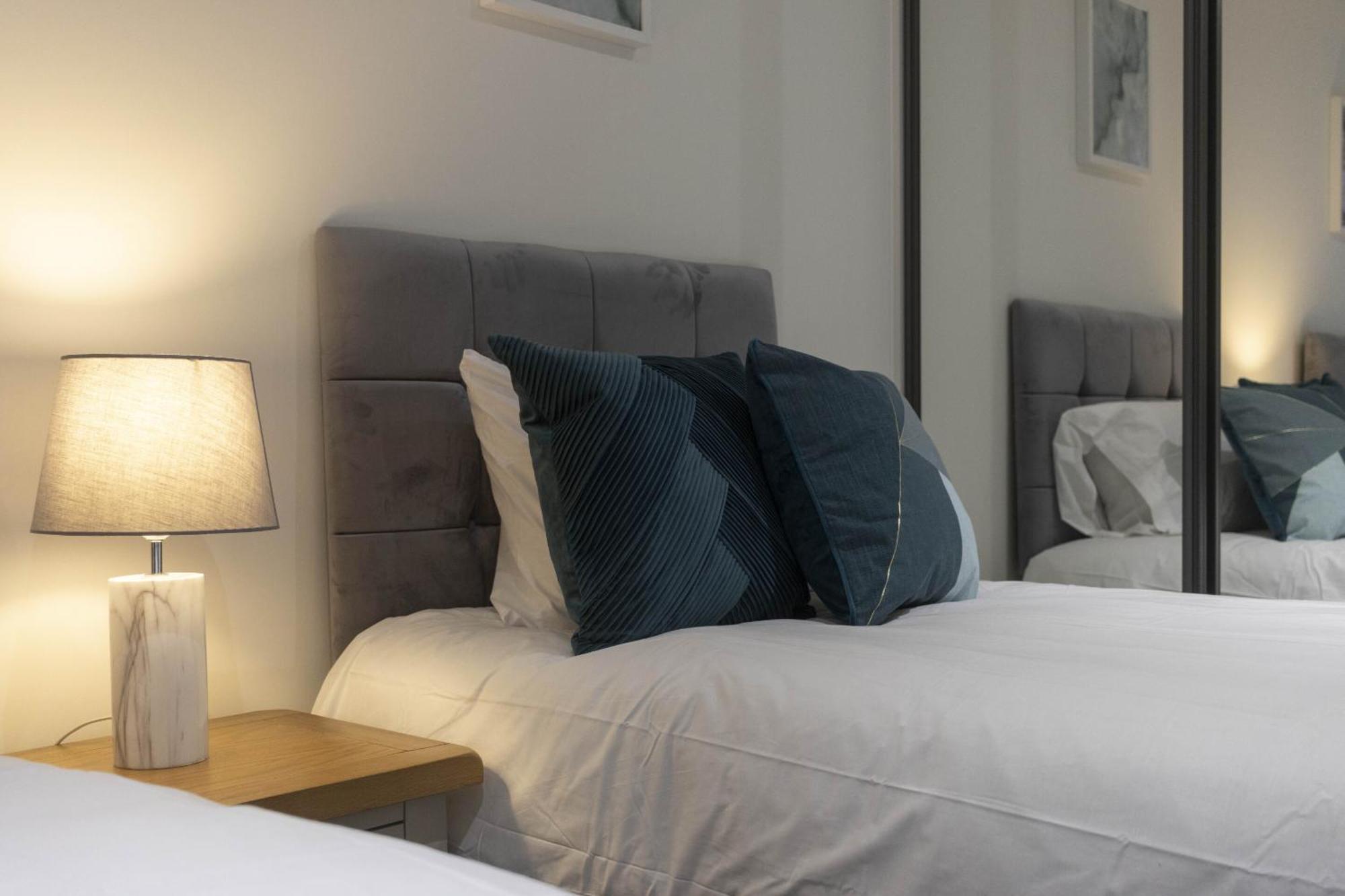 Апартаменты Linacre 1&2 - One And Two Bed Flat Behind The Cathedral With Free Parking And Fast Wifi Эксетер Номер фото